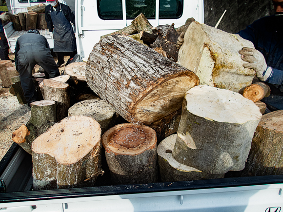 軽トラックに積み込んだ木