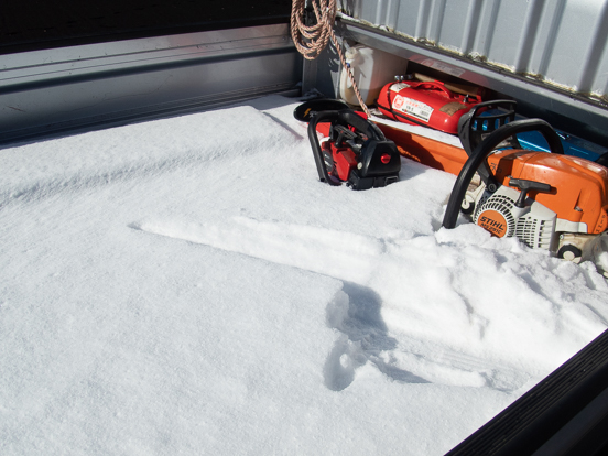 軽トラックの荷台に積もった雪