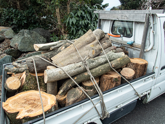 木を積んだ軽トラック