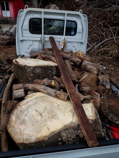 木をのせた軽トラックの荷台