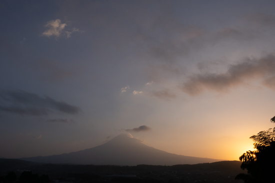 日の出ころの富士山